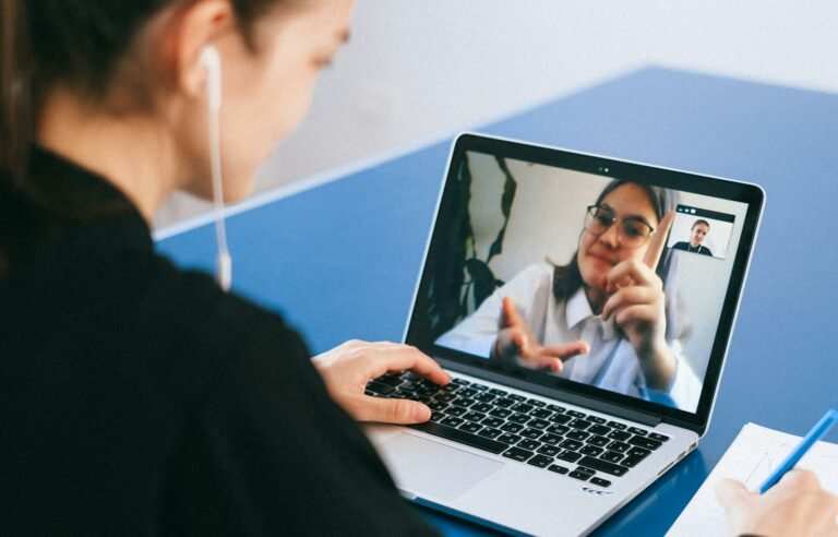 Tutorat Professionnel – Accompagnement visio UX Design, Communication et IA 2 people on a video call